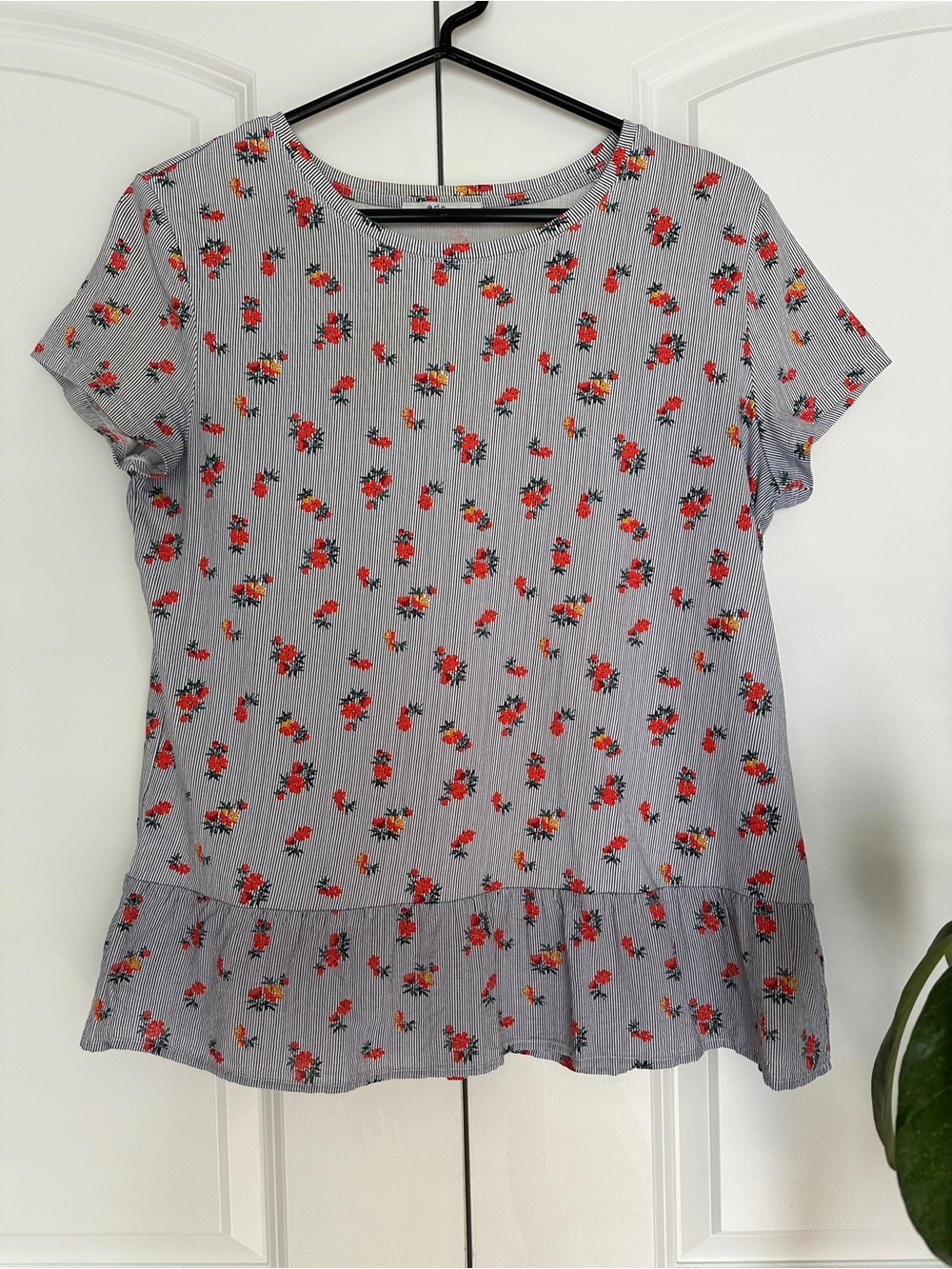 edc Short Sleeve Ruffle Hem Tee in Blue with Red Floral Print